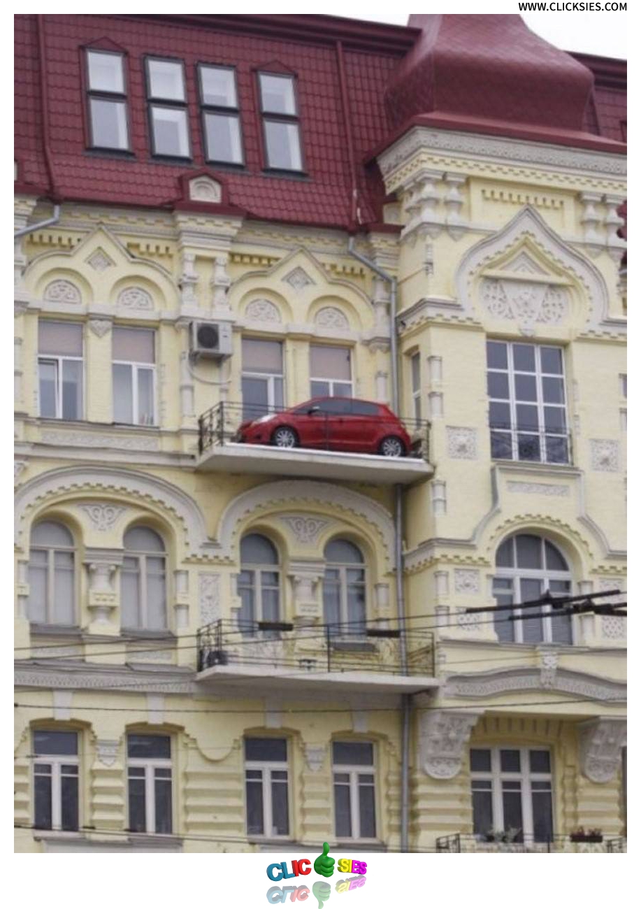 Now THAT'S how to park in a tight spot! - www.clicksies.com